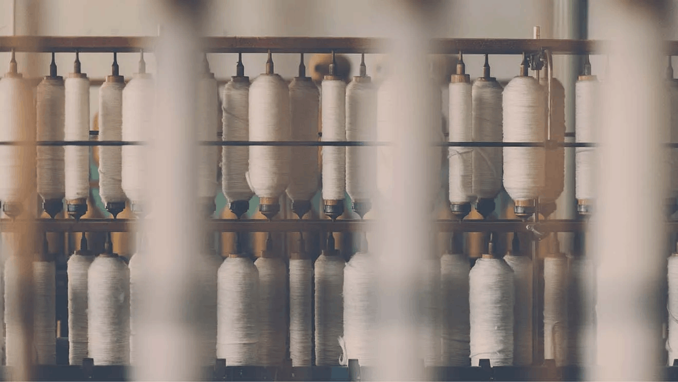 La historia del desarrollo de la máquina de tejer.
