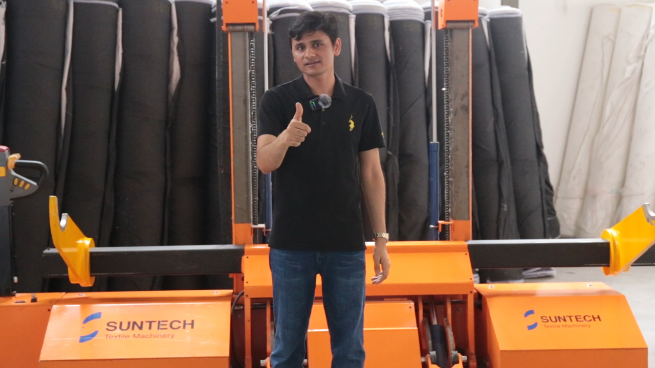 Carro elevador de viga de urdimbre en funcionamiento en la fábrica del cliente