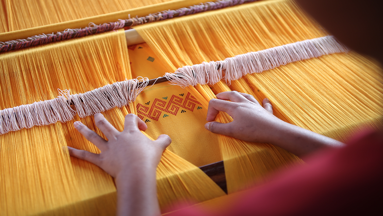 Transformación de la producción textil: el auge de las máquinas empacadoras de rollos de tela automatizadas