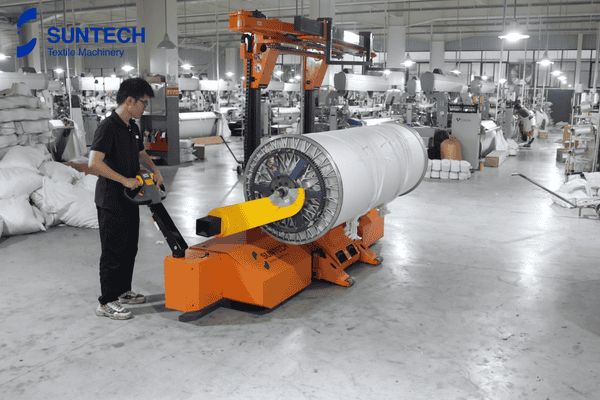 Manejo automatizado del haz de urdimbre: cómo los sistemas AGV revolucionan su logística textil